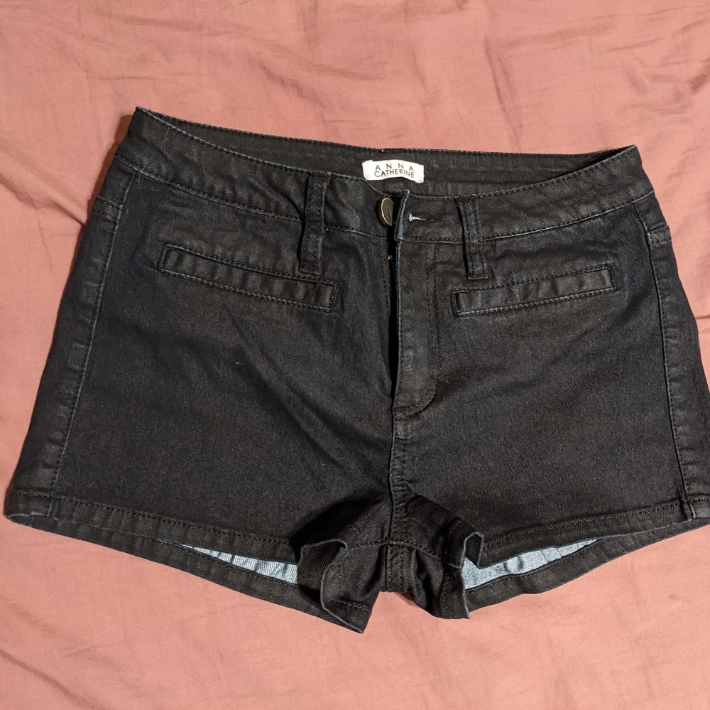 Anna Catherine small black shorts 🖤